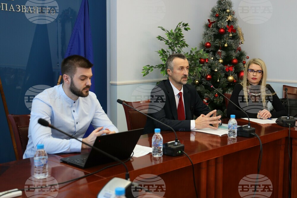 Очаква се първите дежурства на хеликоптера за спешна помощ да бъдат в средата на февруари следващата година, каза Димчо Добрев