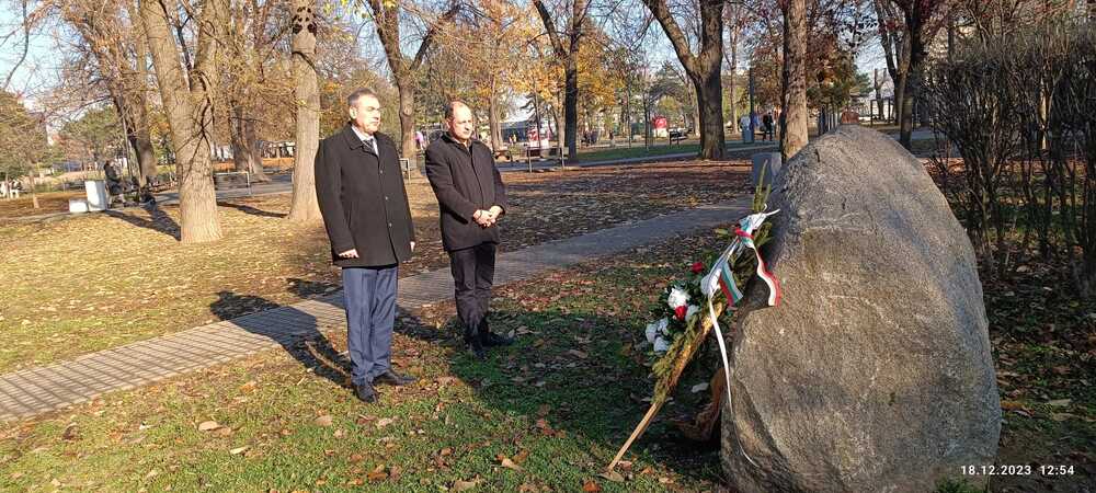 Посланик Петко Дойков и служители на посолството в Белград положиха цветя пред паметника на Васил Левски и Георги Сава Раковски в парка Ташмайдан в Белград