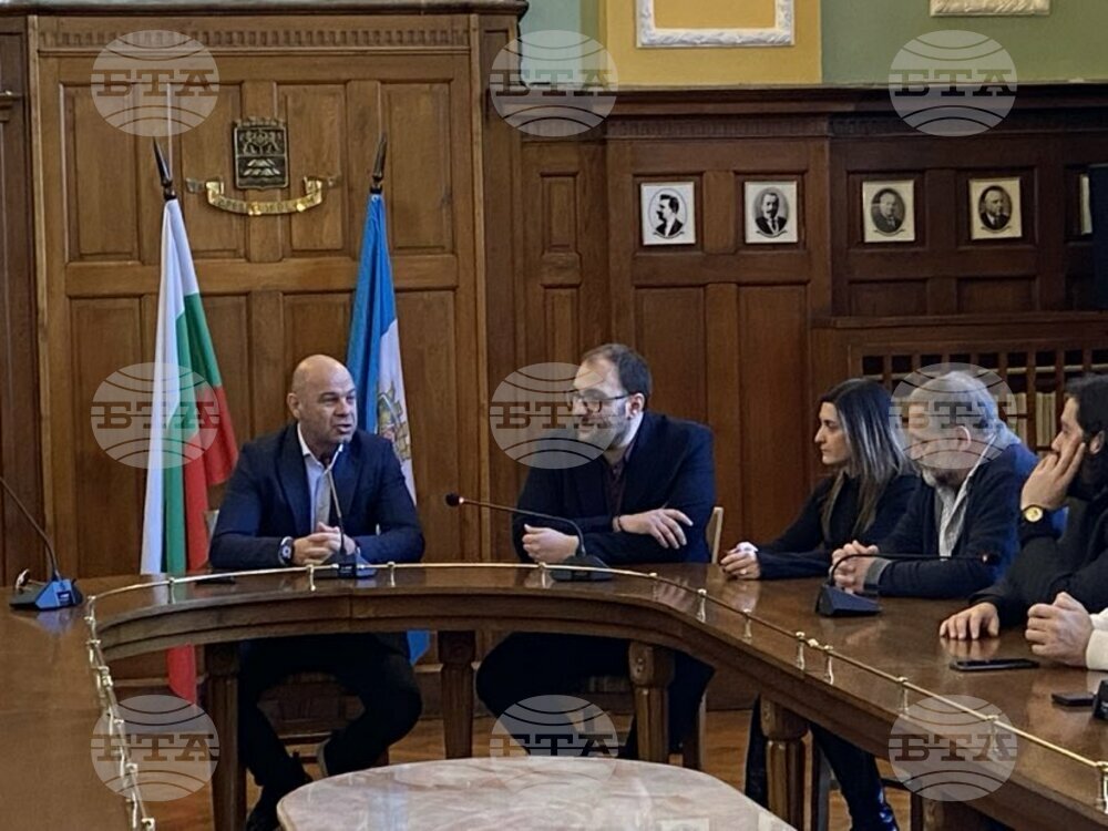 Кметът на Пловдив връчи „Почетен плакет“ на общината на Драматичен театър Пловдив