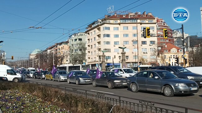 Протестно автошествие на КНСБ блокира "Орлов мост" в столицата