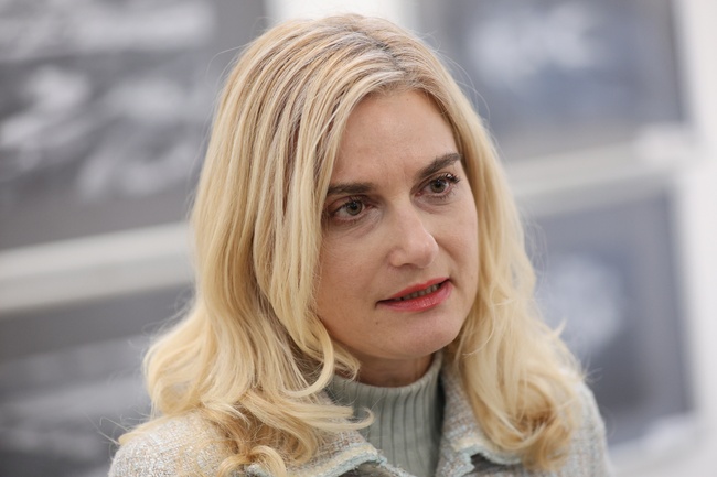 Министър Динкова каза, че подкрепя бизнеса за продължаване на намалената ставка от 9 на сто ДДС