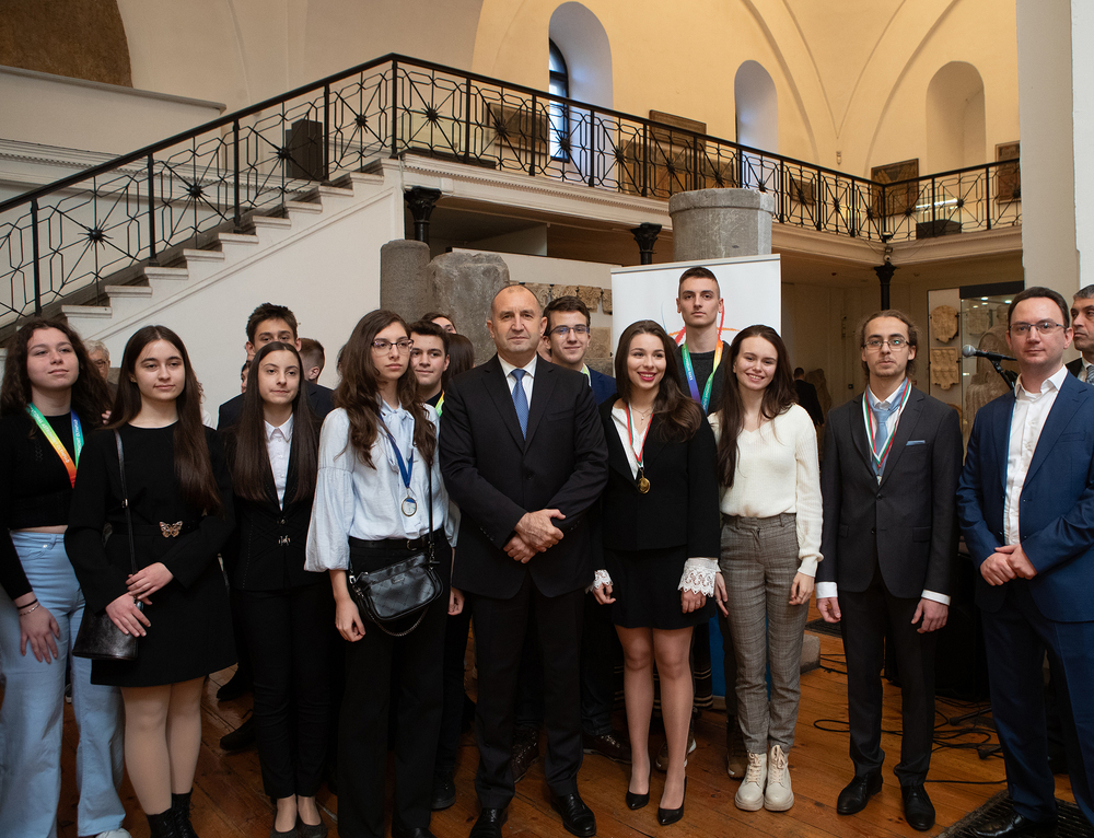 Президентът: Успехите на олимпийските ни отборите по природни науки дават надежда, че България може да се развива като модерна държава