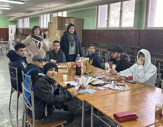 Община Русе: В Международен ден на мигранта деца от Кризисния център изработиха коледни картички 