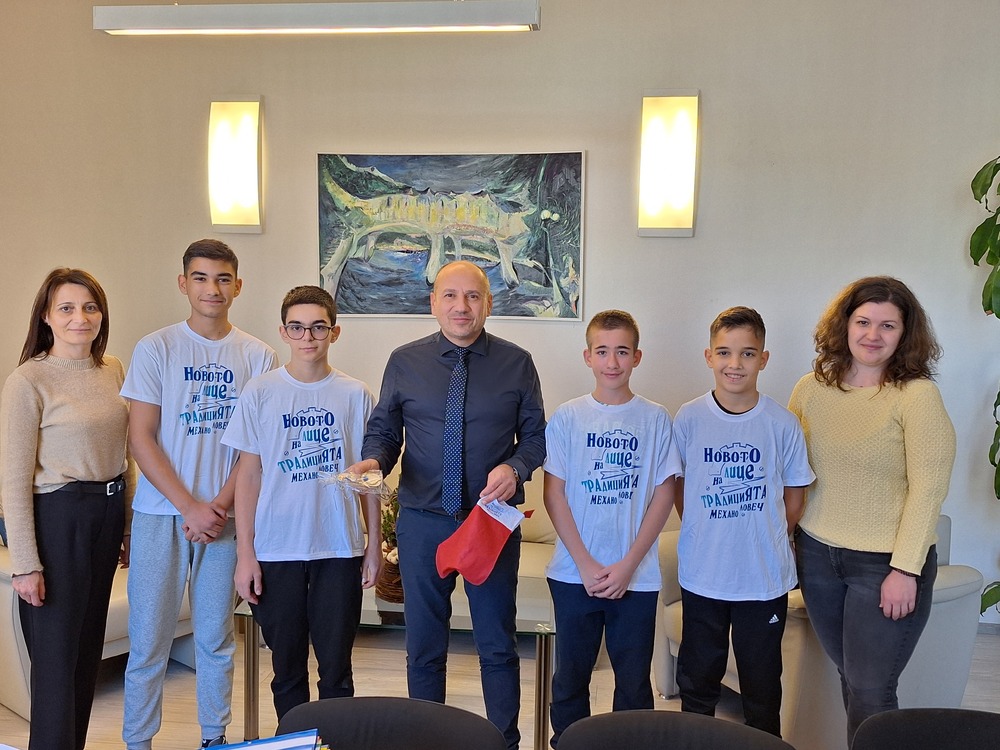 Община Ловеч: Ученици от Механото се срещнаха с кмета, предоставиха коледни сувенири за благотворителната инициатива на общината „Направено от деца за деца“