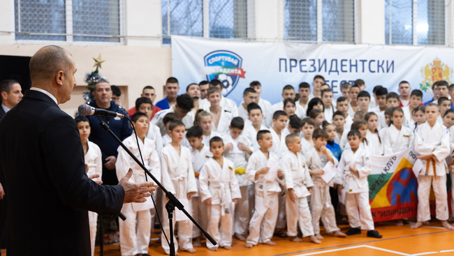 Масовият спорт е от ключово значение за пълноценното развитие на младите хора, каза Румен Радев в 57-о Спортно училище „Св. Наум Охридски“ в София