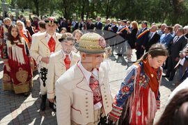 Румъния - Илияна Йотова - Винга - църква „Св. Троица“ - парад