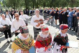 Румъния - Илияна Йотова - Винга - църква „Св. Троица“ - парад