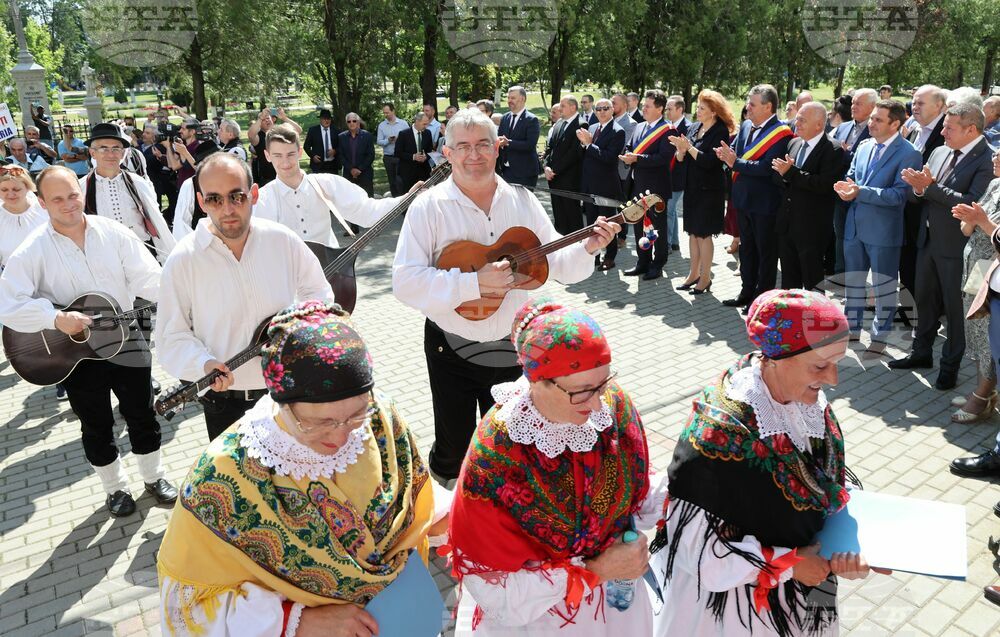 Румъния - Илияна Йотова - Винга - църква „Св. Троица“ - парад