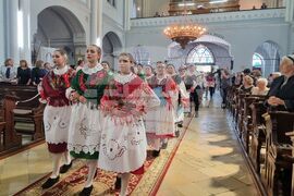 Румъния - Илияна Йотова - Винга - църква „Св. Троица“ - парад 