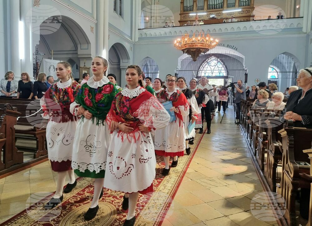 Румъния - Илияна Йотова - Винга - църква „Св. Троица“ - парад