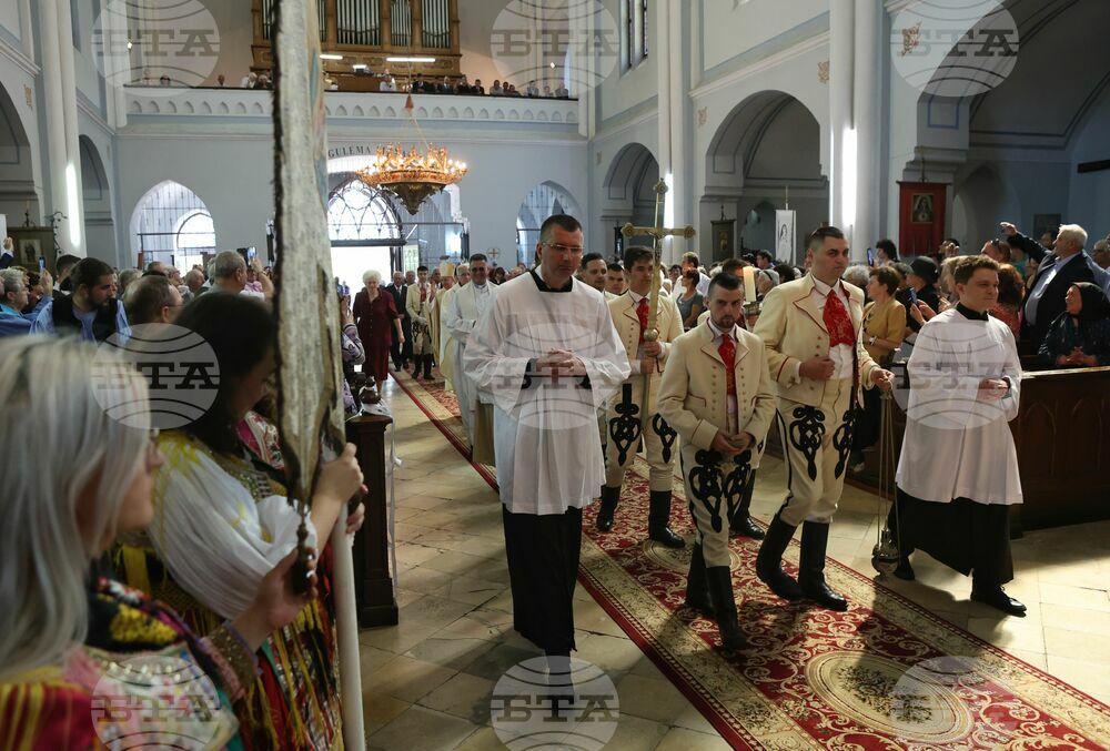 Румъния - Винга - църква „Св. Троица“ - литургия