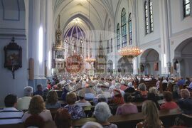 Румъния - Винга - църква „Св. Троица“ - литургия