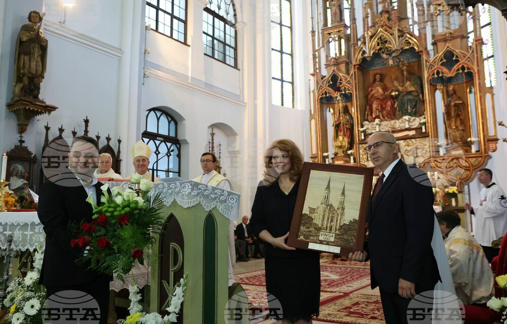 Румъния - Илияна Йотова - Винга - църква „Св. Троица“ - литургия