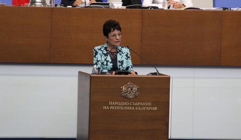 Анастасова към управляващите: Намалявате парите за образование до 1,5% от БВП - спрете да говорите, че то ви е приоритет