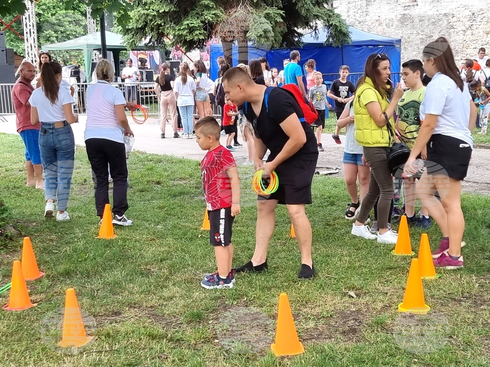 Младежкият фестивал Summer Vibes Festiv край крепостта „Баба Вида“ "извади" децата от дигиталния свят, насърчи ги за общуването и игри на живо