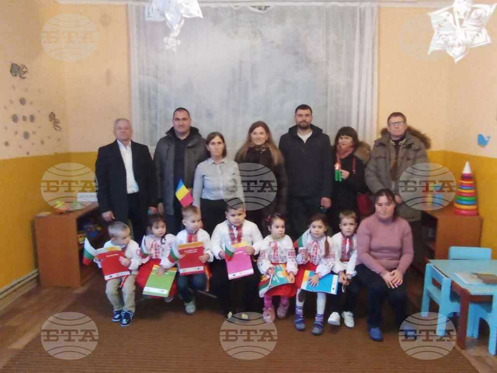 Децата от молдовското село Максимени получиха подаръци и лакомства от българска фондация