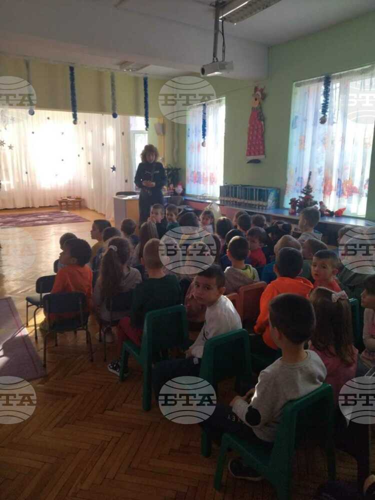 Малчугани от детски градини в Разград се запознават с правилата за пътна безопасност