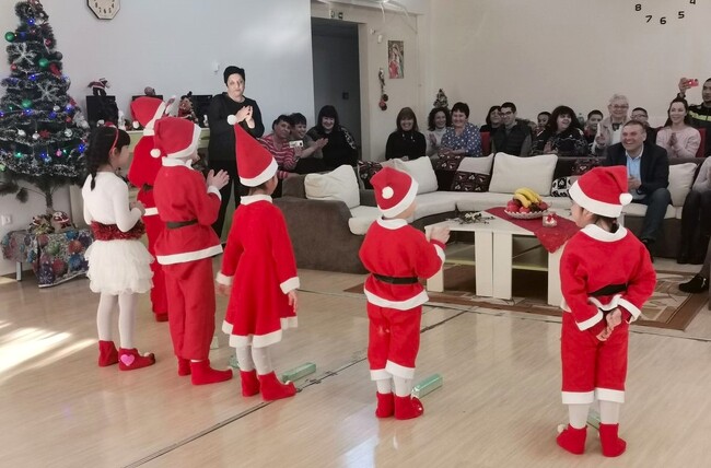 Община Плевен: Приятели и дарители бяха гости на коледен празник на децата от шестте Центъра за настаняване от семеен тип в Плевен
