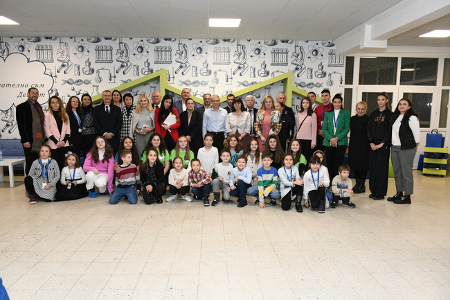 МОН: Над 60 000 ученици спортуват и творят по Националната програма „Заедно в изкуствата и в спорта“