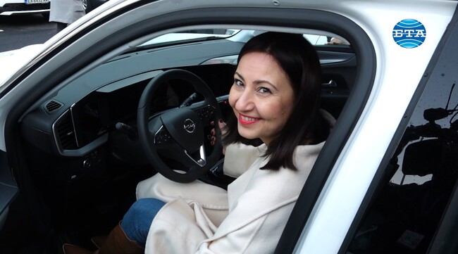 Еврокомисарят по въпросите на иновациите Илиана Иванова разгледа новите електромобили на БТА