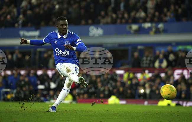 Идриса Гай продължи договора си с Евертън