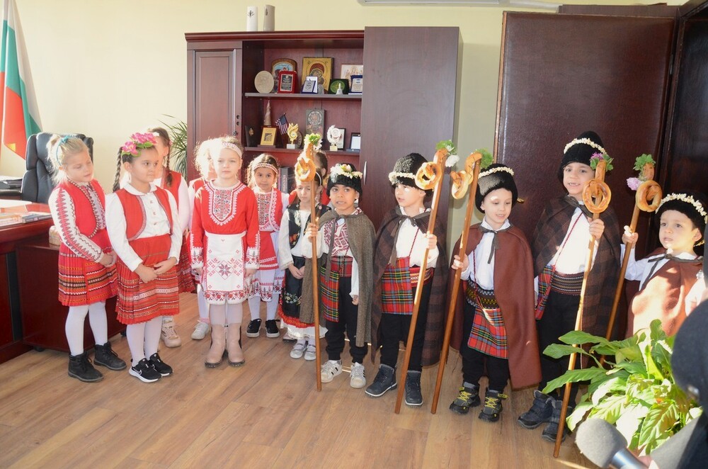 Община Видин: Коледарчета поздравиха общинското ръководство на Игнажден