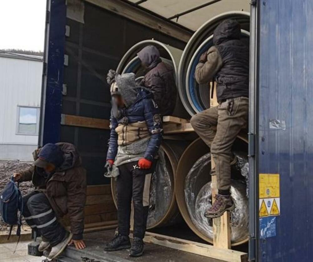 На Калотина задържаха шестима чужди граждани, укрити в товарен автомобил