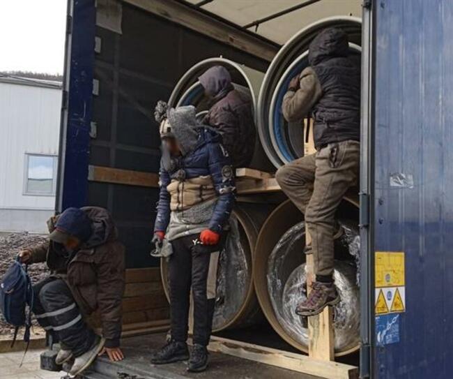 МВР: Служители на ГКПП-Калотина задържаха шестима чужди граждани, укрити в товарен автомобил