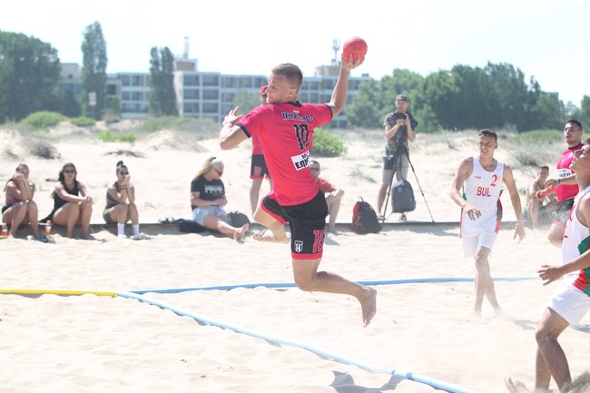Спартак Варна и Бяла спечелиха титлите при мъжете и при жените на Държавното първенство по плажен хандбал