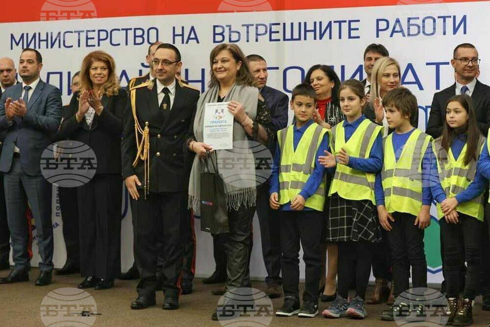 Община Ловеч: Кметът Петков поздрави Детелина Карапетрова с награждаването й за граждански принос по програмата Детско полицейско направление