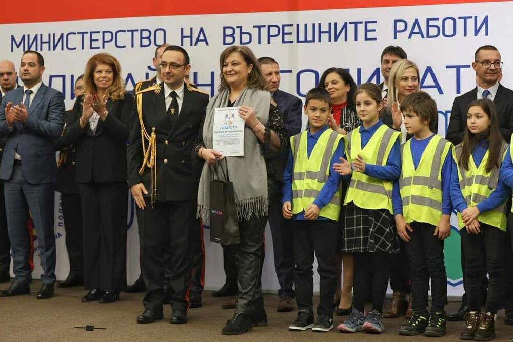 Община Ловеч: Кметът Петков поздрави Детелина Карапетрова с награждаването й за граждански принос по програмата Детско полицейско направление