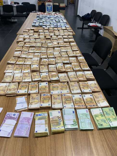Прокуратурата в Хасково е привлякла като обвиняеми двама турски граждани за недекларирана укрита валута на стойност 1 956 387 лева