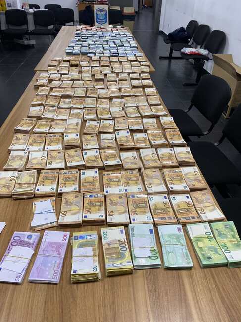 Районна прокуратура – Хасково привлече като обвиняеми двама  турски граждани за недекларирана валута за общо 1 956 387 лева, открити в тайник в автобус на ГКПП - Капитан Андреево