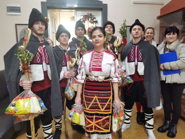 Община Плевен: Коледари гостуваха на Игнажден на кмета на Общината и председателя на Общинския съвет