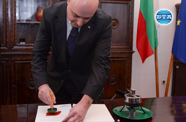 Министър Атанас Славов подпечата промените в Конституцията с държавния печат