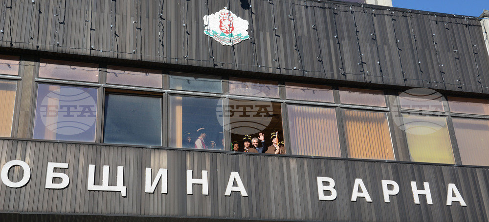 Община Варна: Кметът Благомир Коцев отвори прозорците на кабинета си, за да поздравят коледарите варненци