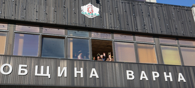 Община Варна: Кметът Благомир Коцев отвори прозорците на кабинета си, за да поздравят коледарите варненци