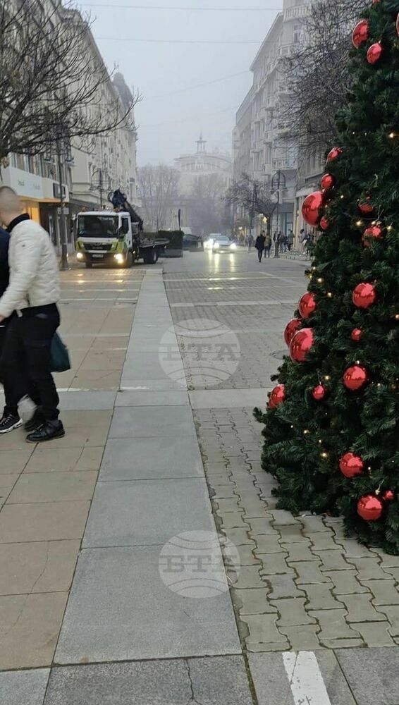 Разчистено от неправилно паркирали по тротоарите автомобили е пространството по ул. "Съборна", пл. "Св. Неделя" и улиците около хотел Sofia Balkan Palace, съобщи Васил Терзиев