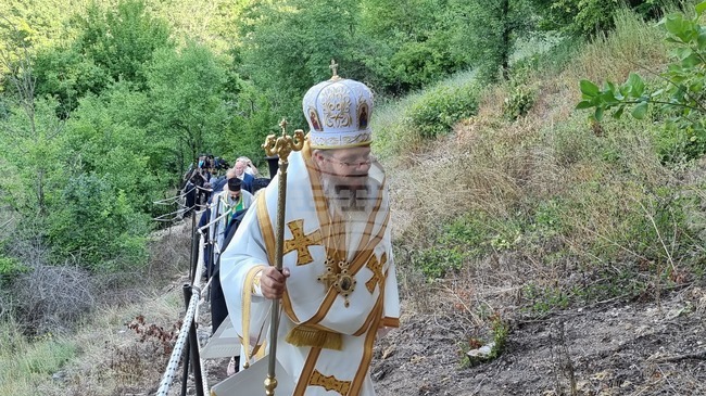 Алфатар - скални манастири - Света Божествена архиерейска литургия