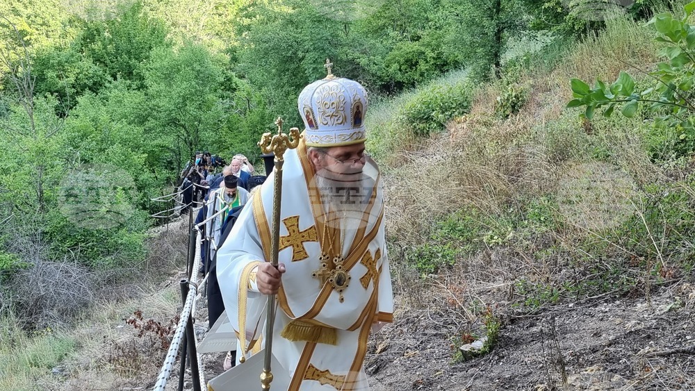 Алфатар - скални манастири - Света Божествена архиерейска литургия