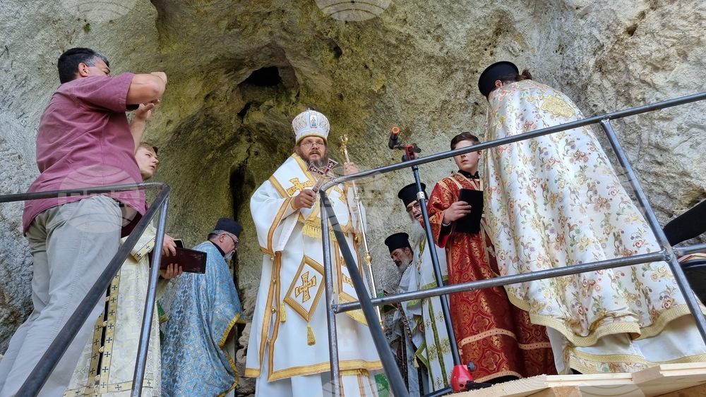 Алфатар - скални манастири - Света Божествена архиерейска литургия