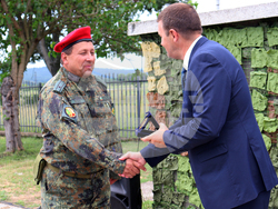 Кметът на община Хасково Станислав Дечев връчи паметен знак на Учебен полигон „Корен“