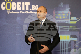 Румен Радев - награждаване - конкурса по програмиране “CodeIT”