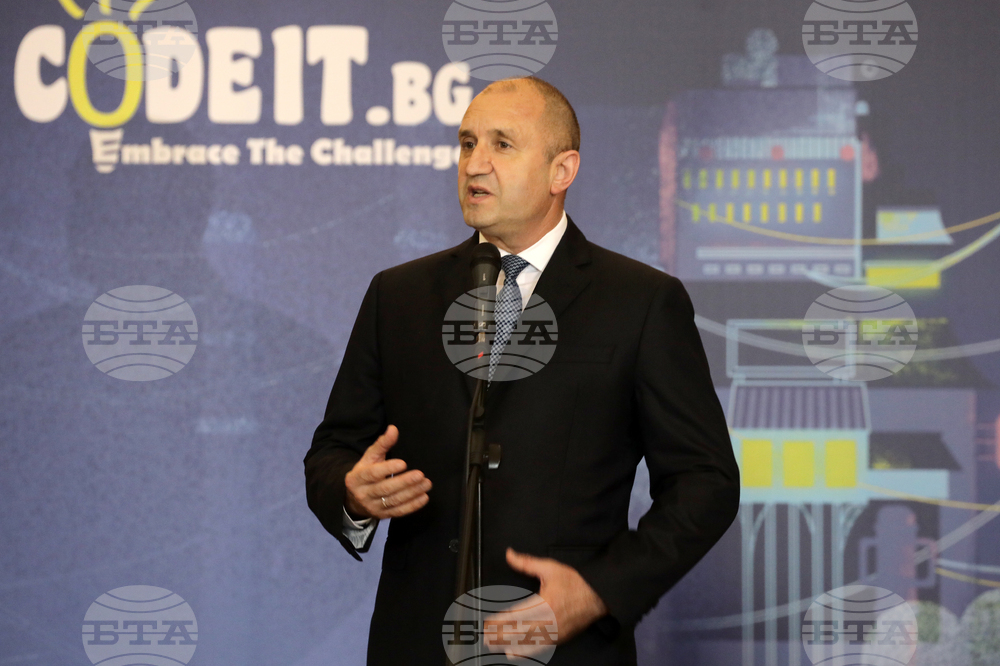 Румен Радев - награждаване - конкурса по програмиране “CodeIT”