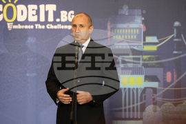 Румен Радев - награждаване - конкурса по програмиране “CodeIT”