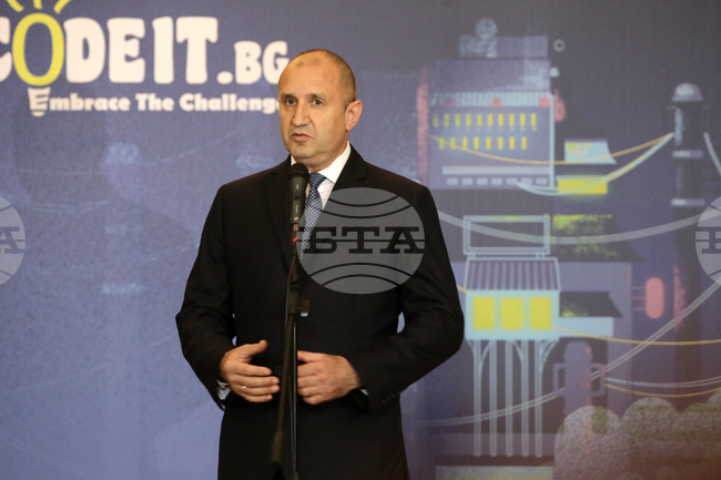 Румен Радев - награждаване - конкурса по програмиране “CodeIT”