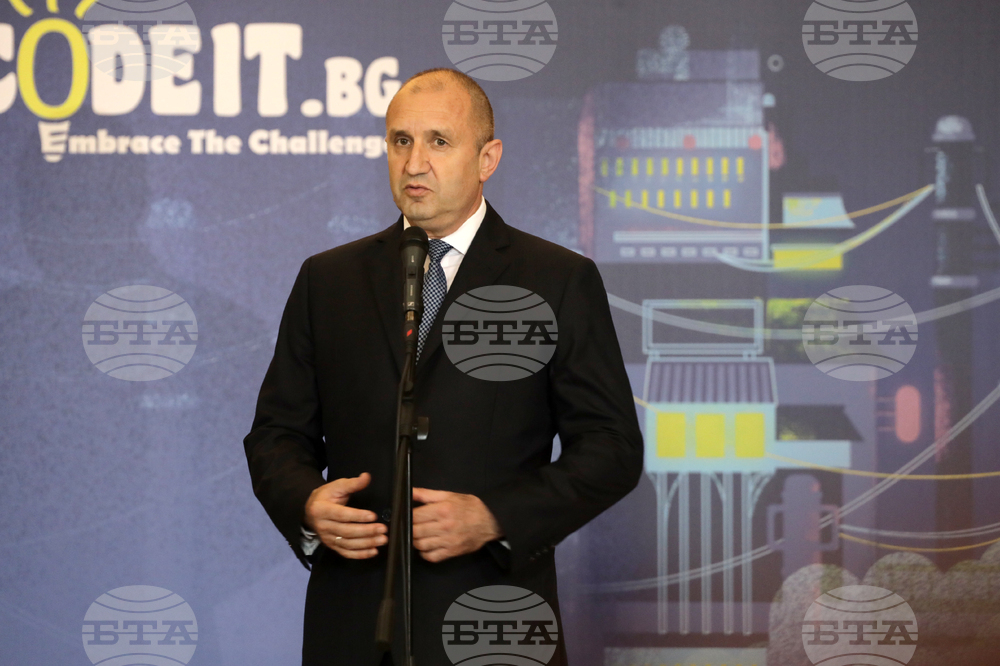 Румен Радев - награждаване - конкурса по програмиране “CodeIT”