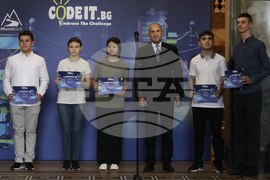 Румен Радев - награждаване - конкурса по програмиране “CodeIT”