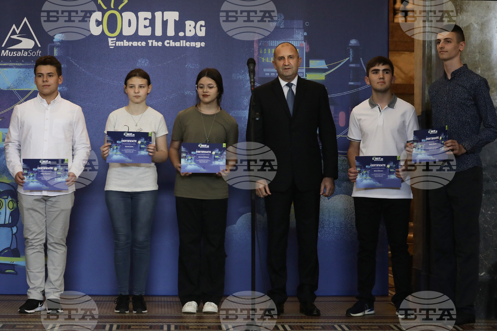 Румен Радев - награждаване - конкурса по програмиране “CodeIT”