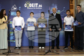 Румен Радев - награждаване - конкурса по програмиране “CodeIT”